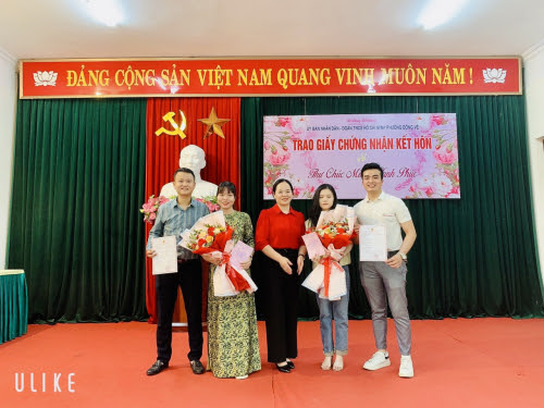 Phường Đông Vệ tổ chức Lễ trao Giấy chứng nhận đăng ký kết hôn và Thư chúc  mừng cho các cặp đôi đăng ký kết hôn trên địa bàn phường