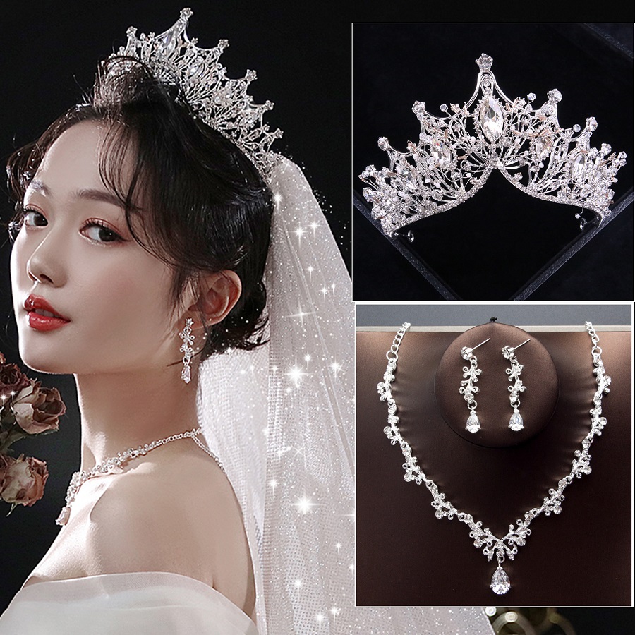 Váy cưới dáng công chúa đính pha lê Swarovski của Đông Nhi