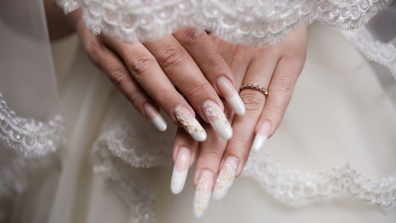 Nail trắng phối hoa